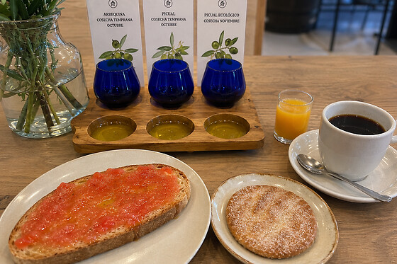 Una cata de 10 quesos + 1 copa de vino para 2 en La Musola, en Madrid