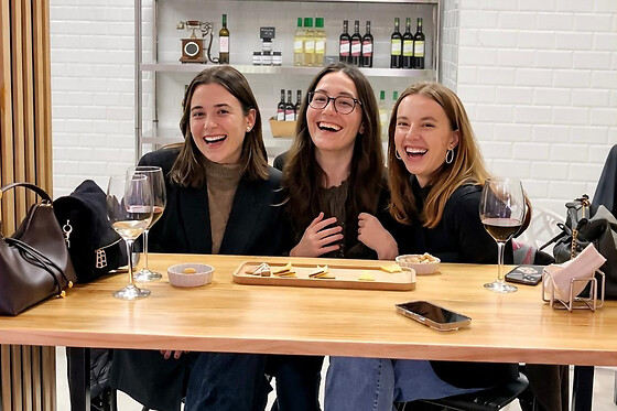 Una cata de 10 quesos + 1 copa de vino para 2 en La Musola, en Madrid