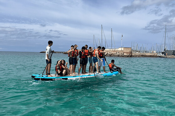 Alquiler de tablas gigantes de surf de remo en Can Pastilla, Palma de Mallorca