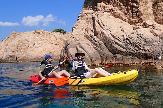 Excursión de un día en kayak y snorkel por la Costa Brava desde Barcelona