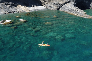 Excursión de un día en kayak y snorkel por la Costa Brava desde Barcelona