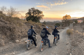 Recorrido guiado de aventura todoterreno en bicicleta eléctrica por Málaga
