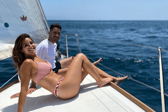 Excursión de 2 horas en velero con barra libre en Barcelona