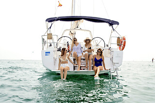 Excursión de una hora en velero con barra libre en Barcelona