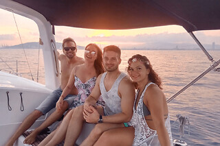 Salida en velero con barra libre al atardecer en Barcelona