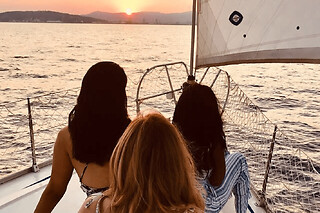 Salida en velero con barra libre al atardecer en Barcelona
