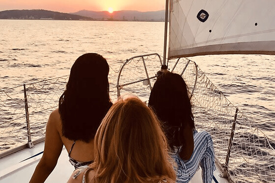 Salida en velero con barra libre al atardecer en Barcelona