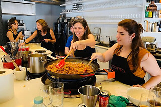 Curso de cocina de alta gama de paella y tapas en un loft