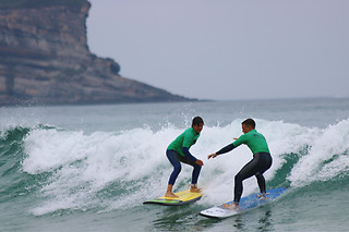 Dos clases grupales de surf o de paddle surf en Suances (Cantabria)