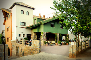 Una noche en habitación triple con desayuno para 3 en Hotel Zerbinetta*** en Dílar (Granada)
