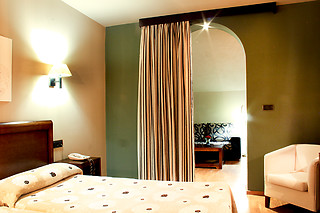 Una noche en habitación triple con desayuno para 3 en Hotel Zerbinetta*** en Dílar (Granada)