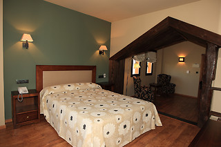 Una noche en habitación triple con desayuno para 3 en Hotel Zerbinetta*** en Dílar (Granada)