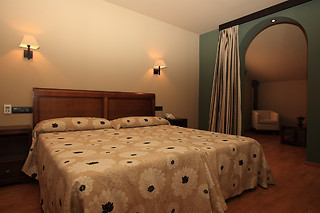 Una noche en habitación triple con desayuno para 3 en Hotel Zerbinetta*** en Dílar (Granada)