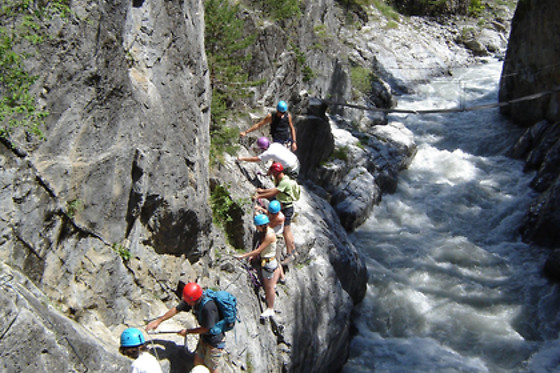Una experiencia de vía ferrata y barranco para 2 en Amadablam Aventura en Guadarrama (Madrid)