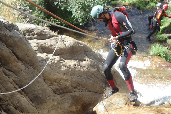 Una experiencia de vía ferrata y barranco para 2 en Amadablam Aventura en Guadarrama (Madrid)