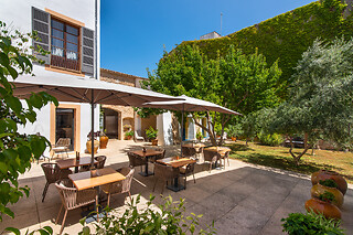 Una noche con desayuno para 2 en Hotel Ca'n Moragues**** en Arta (Islas Baleares)