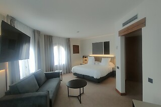 Una noche con desayuno para 2 en Dwo Rioja Wine Hotel 4**** en Cenicero (La Rioja)