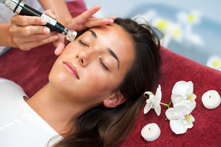 Un tratamiento facial "light  and facial vitality" para 1 en Clinic Velázquez 120 en Madrid
