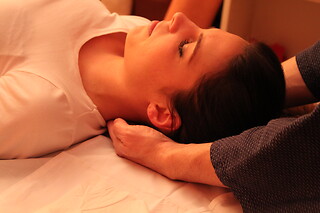 Un masaje descontracturante de espalda para 2 en Centro de Shiatsu Ki Kai en Madrid