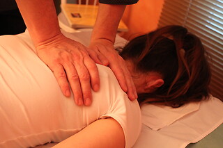 Un masaje descontracturante de espalda para 2 en Centro de Shiatsu Ki Kai en Madrid