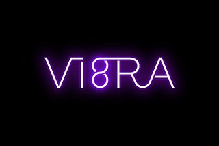 Un taller de pintura con luces de neón, música y vino ilimitado para 2 en Vi8ra Madrid en Madrid