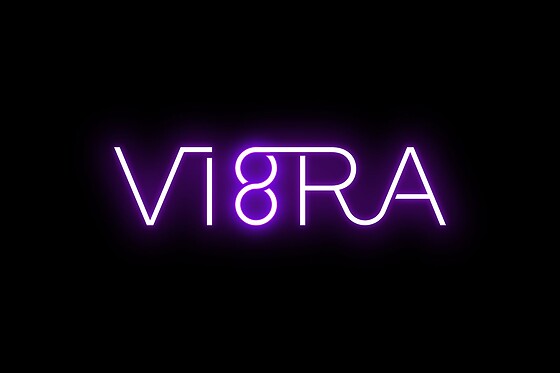 Un taller de pintura con luces de neón, música y vino ilimitado para 2 en Vi8ra Madrid en Madrid