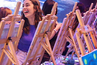 Un taller de pintura con luces de neón, música y vino ilimitado para 2 en Vi8ra Madrid en Madrid