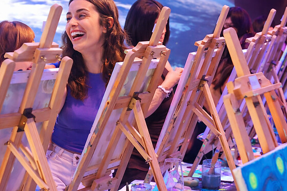 Un taller de pintura con luces de neón, música y vino ilimitado para 2 en Vi8ra Madrid en Madrid