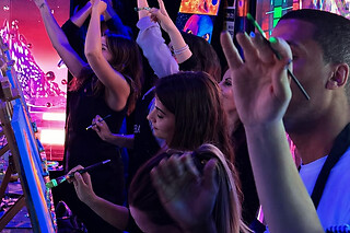 Un taller de pintura con luces de neón, música y vino ilimitado para 2 en Vi8ra Madrid en Madrid
