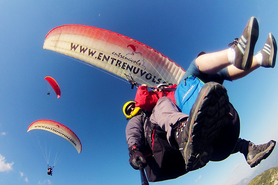 Un bautizo de vuelo en parapente para 2 en Parapent Entrenúvols en Ager (Lleida)