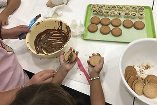 Una experiencia ChocoMasters Kids para 2 adultos y 2 niños en el Taller de Chocolate en Madrid