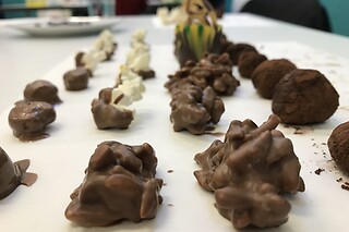 Una experiencia ChocoMasters Kids para 2 adultos y 2 niños en el Taller de Chocolate en Madrid