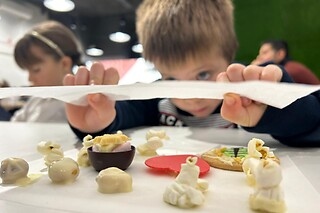 Una experiencia ChocoMasters Kids para 2 adultos y 2 niños en el Taller de Chocolate en Madrid