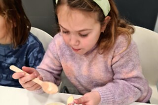 Una experiencia ChocoMasters Kids para 2 adultos y 2 niños en el Taller de Chocolate en Barcelona