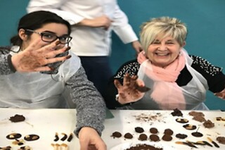 Una experiencia ChocoMasters Kids para 2 adultos y 2 niños en el Taller de Chocolate en Madrid