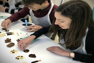 Una experiencia ChocoMasters Kids para 2 adultos y 2 niños en el Taller de Chocolate en Madrid