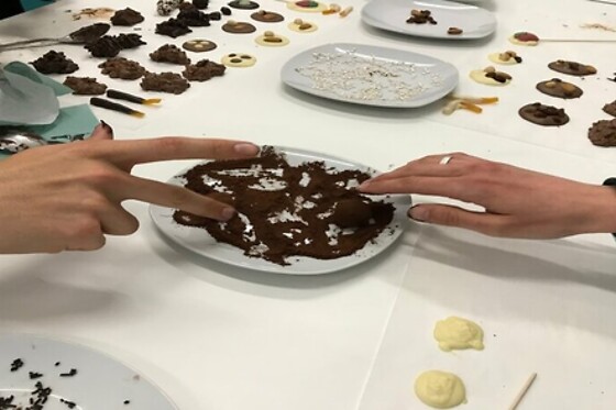 Una experiencia ChocoMasters Kids para 2 adultos y 2 niños en el Taller de Chocolate en Madrid