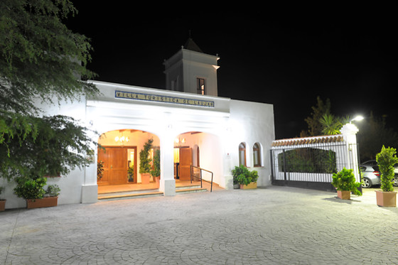 Una noche en habitación doble deluxe para 2 en Villa Turística de Laujar de Andarax*** en Almería