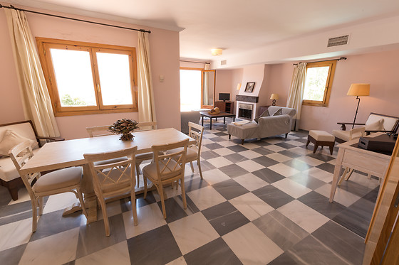Una noche en habitación doble deluxe para 2 en Villa Turística de Laujar de Andarax*** en Almería