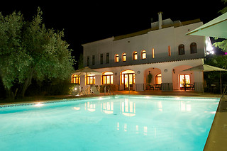 Una noche en habitación doble deluxe para 2 en Villa Turística de Laujar de Andarax*** en Almería