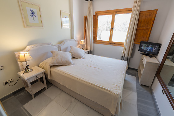 Una noche en habitación doble deluxe para 2 en Villa Turística de Laujar de Andarax*** en Almería