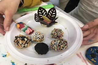 Una experiencia ChocoMasters Kids para 2 adultos y 2 niños en el Taller de Chocolate en Madrid