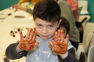 Una experiencia ChocoMasters Kids para 2 adultos y 2 niños en el Taller de Chocolate en Madrid