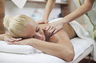 Un masaje relajante con autobronceador para 1 en Divinity Clinic en Torrejón de Ardoz (Madrid)