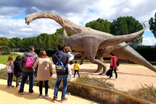 Entrada para 2 adultos y 1 niño a "Territorio Dinópolis" en Dinópolis en Teruel