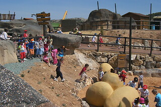 Entrada para 2 adultos y 1 niño a "Territorio Dinópolis" en Dinópolis en Teruel