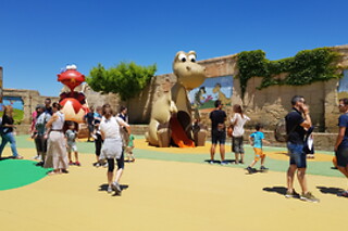 Entrada para 2 adultos y 1 niño a "Territorio Dinópolis" en Dinópolis en Teruel