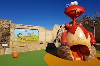 Entrada para 2 adultos y 1 niño a "Territorio Dinópolis" en Dinópolis en Teruel