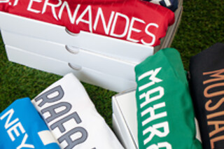 Camiseta de fútbol sorpresa con estampado oficial