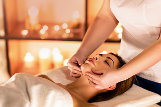 Un masaje facial relajante para 2 en Estética Maikai en Bilbao